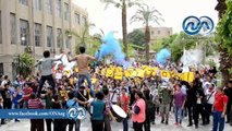 شاهد .. طلاب جامعة القاهرة يشعلون الشماريخ داخل الجامعة