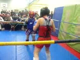 Allison boxe Thaï (short rouge)