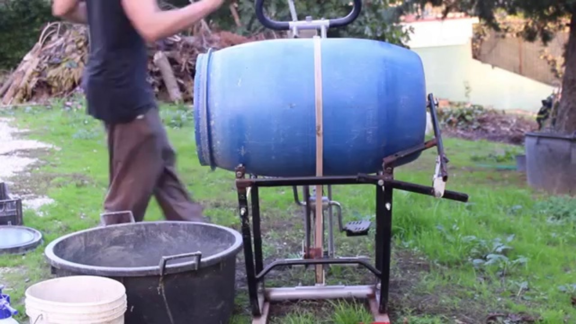 Homemade ecologic cement mixer to make seed balls - video Dailymotion