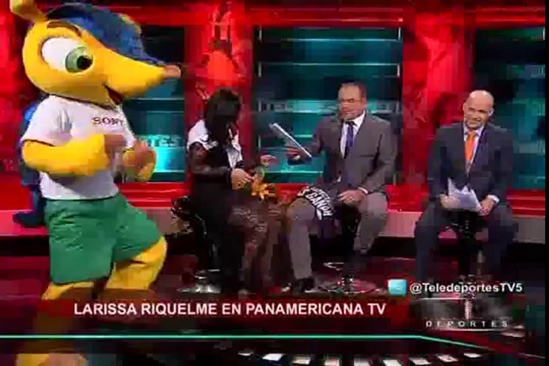Larissa Riquelme alborotó con su belleza los estudios de Teledeportes (2/3)