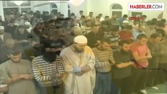 Kosova'da Miraç Kandilinde Camiler Dolup Taştı