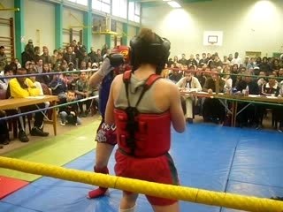 Allison boxe Thaï (short rouge)