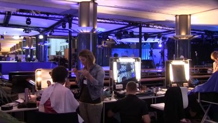 El "azul comunitario y sus estrellas" impregna el ambiente en la Eurocámara