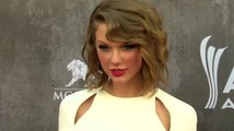 Warum trägt Taylor Swift immer roten Lippenstift?