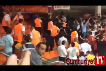 Polisten Galatasaraylı taraftarlara sert müdahale
