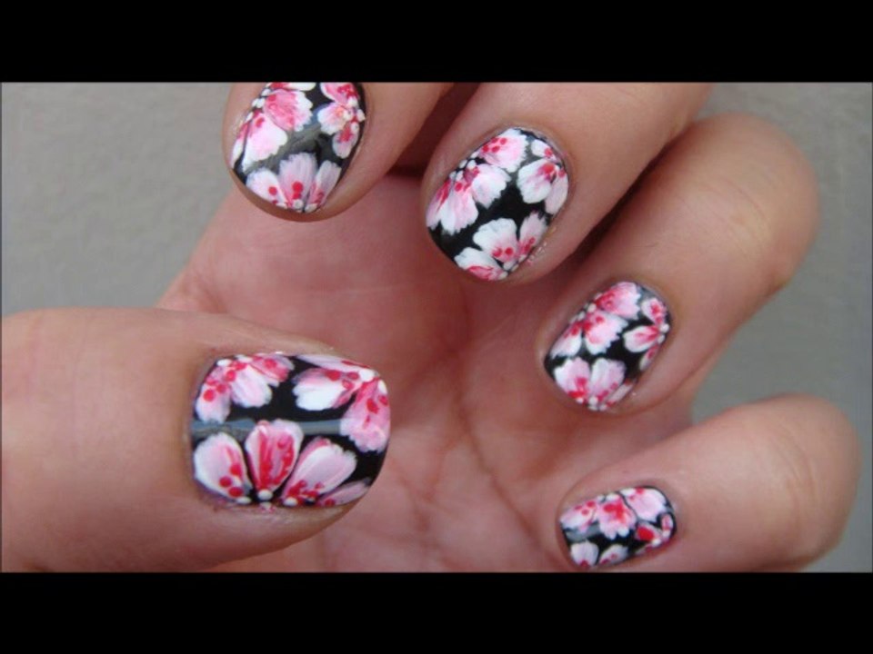 Fleurs sur fond noir nail art design-Tutoriel