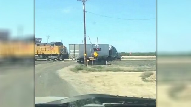 Un train percute un camion bloqué sur un passage à niveau