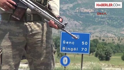PKK Yandaşları Lice'de Yolu Ulaşıma Kapattı