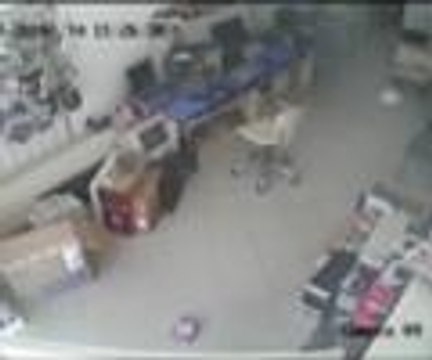 Deprem anının yeni güvenlik kamerası görüntüleri