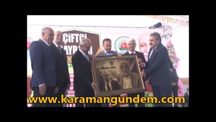 Karaman'da Çiftçi Bayramında AldığıHediyeye duygulunan Bakan Lütfi Elvan göz yaşlarını tutamadı
