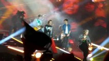 Këngëtari i “One Direction” rrëzohet në skenë - Albeu.com