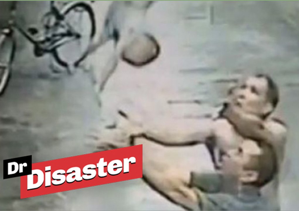 Un homme rattrape un bébé tombé d'un immeuble / Dr Disaster