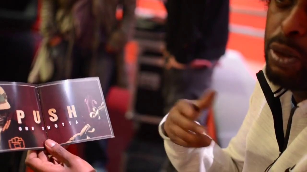 Afrob packt sein Album aus