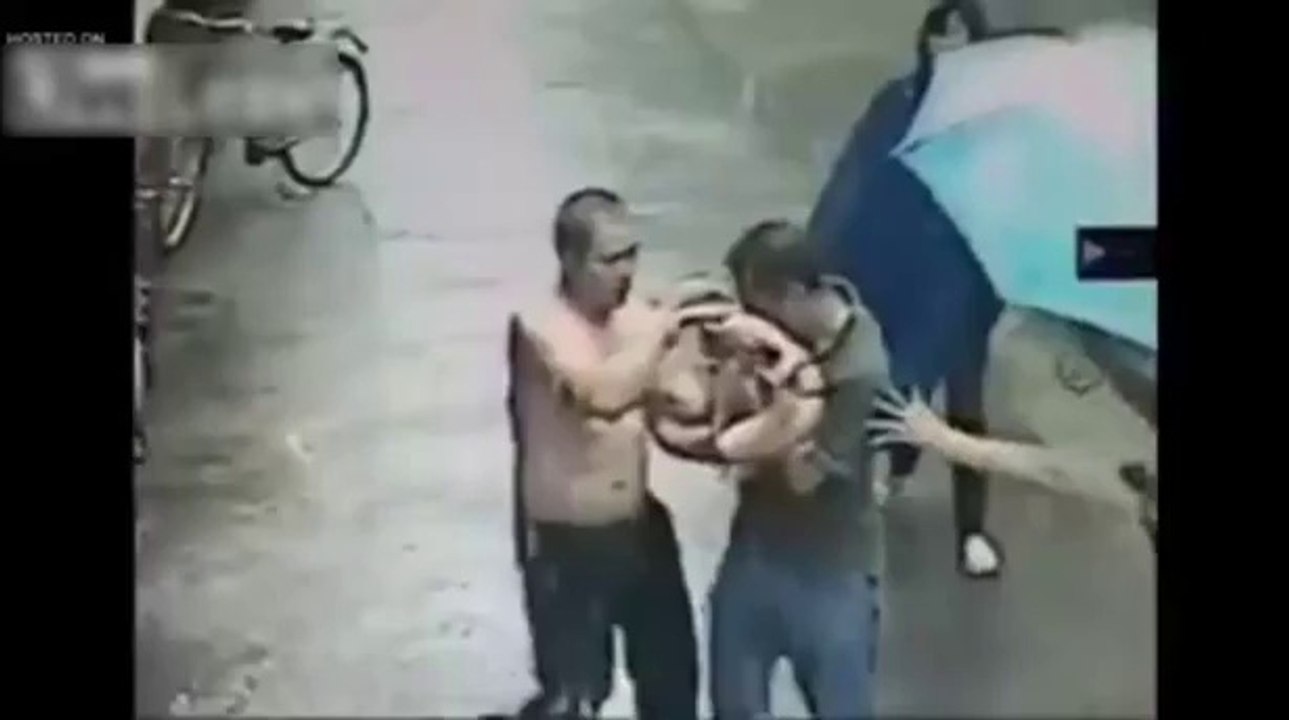 Il rattrape un bébé qui tombe du deuxième étage et le sauve