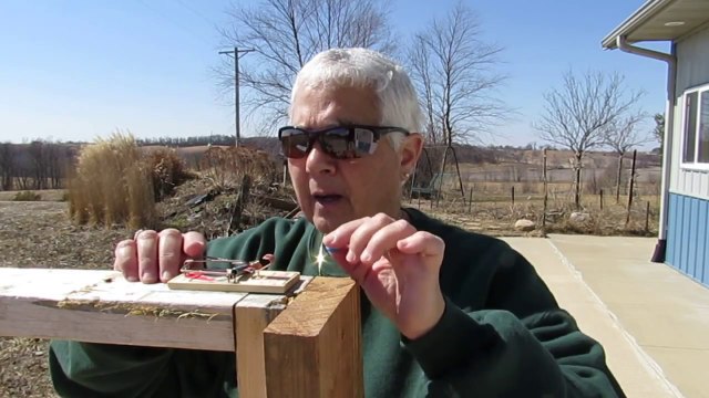 Mamie fait un Trick shot de fou avec un piège à souris et une carabine!