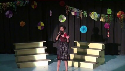 Jocelyne chante "L'amour est une forteresse".