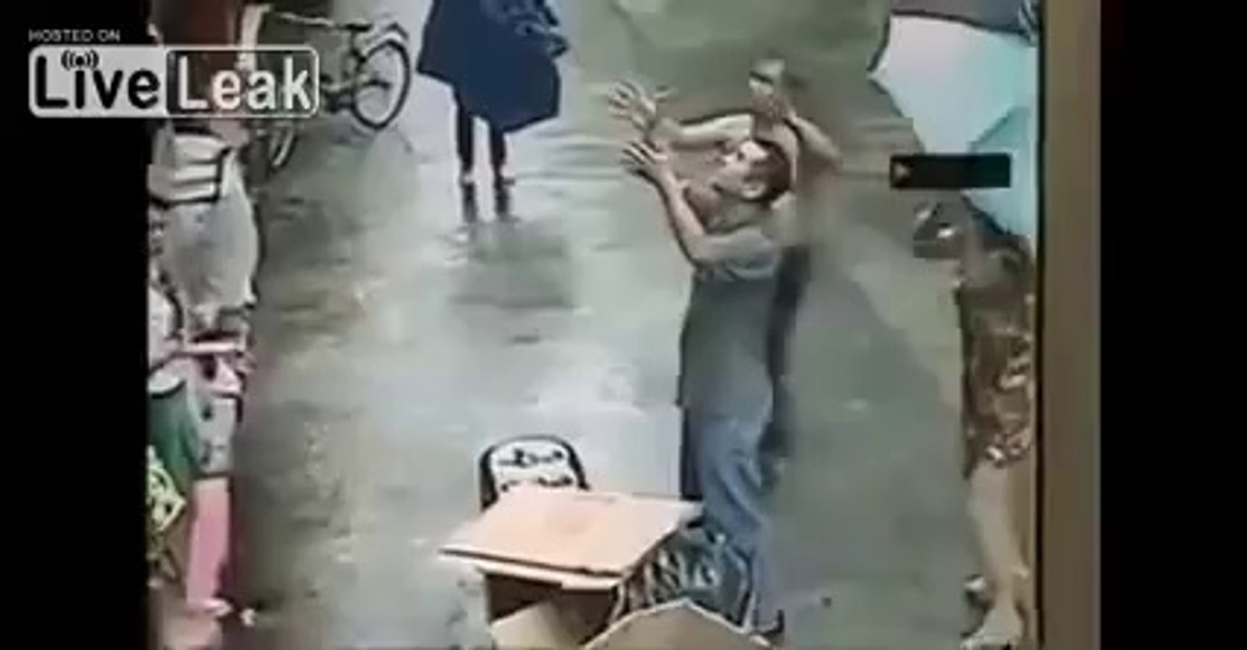 Un bébé tombe de deux étages et le miracle se produit !