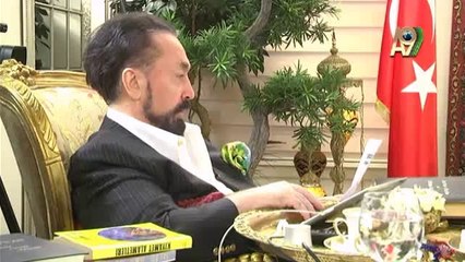 Dekolte hanımların her yerde olması çok doğal