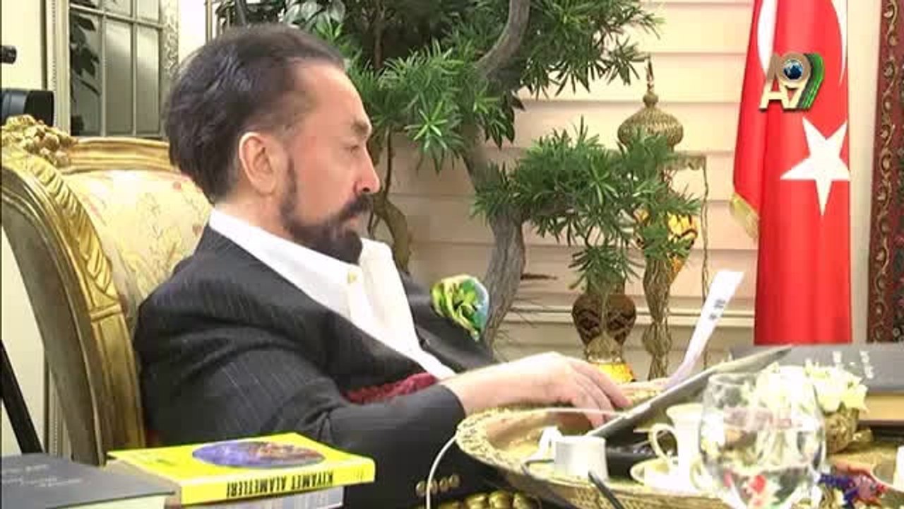 Dekolte hanımların her yerde olması çok doğal