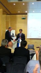 O Kamil Ziegler παραδίδει τη φανέλα στον Υπουργό Υγείας, Φίλιππο Πατσαλή