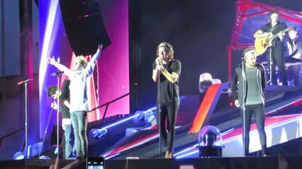One Direction wird auf der Bühne nass