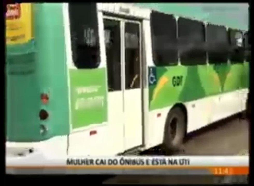 Passageira cai do onibus