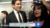 Daniel Arenas con Boquita camino en la Alfombra Roja 50 Más Bellos