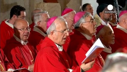 Скачать видео: El papa compara los abusos de religiosos a menores con las misas negras