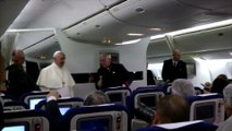 Le pape François répond à la presse dans l'avion