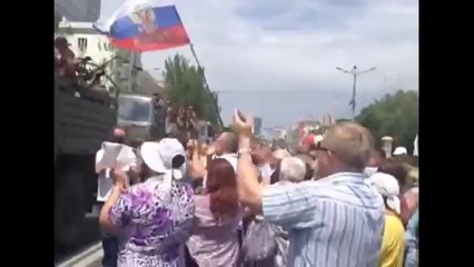 People show their love for the fighters who want to protect them from zionist troops 3