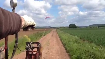 Valhuon : premier vol en parapente pour une femme handicapée