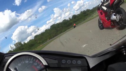 Spectaculaire accident de moto sur circuit