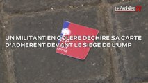 Démission de Copé : un militant déchire sa carte d'adhérent devant le siège de l'UMP