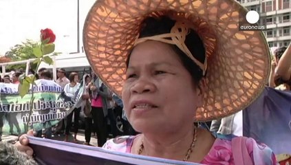 Los militares tailandeses socorren a los agricultores de arroz como medida de urgencia