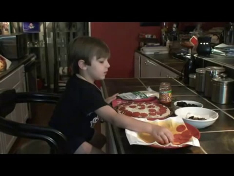 6 Year Old Pizza Maker on cajuntvnetwork.com Kade Makes a Pizza Recipe