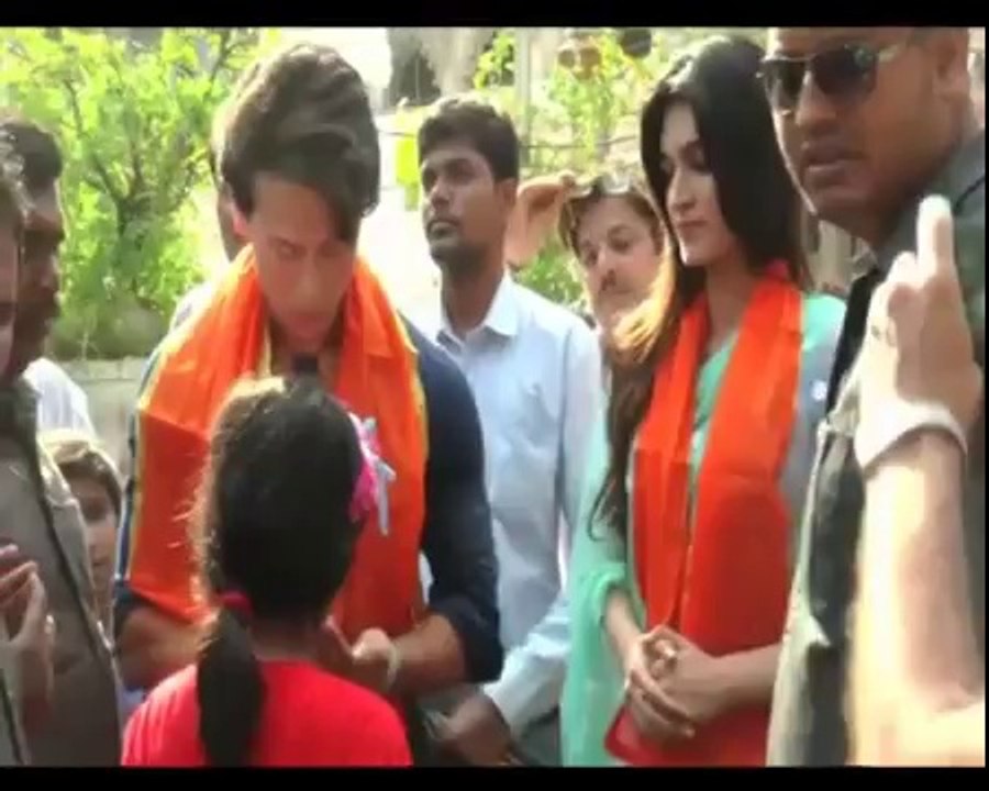 Tiger, Kriti visit Babunath temple