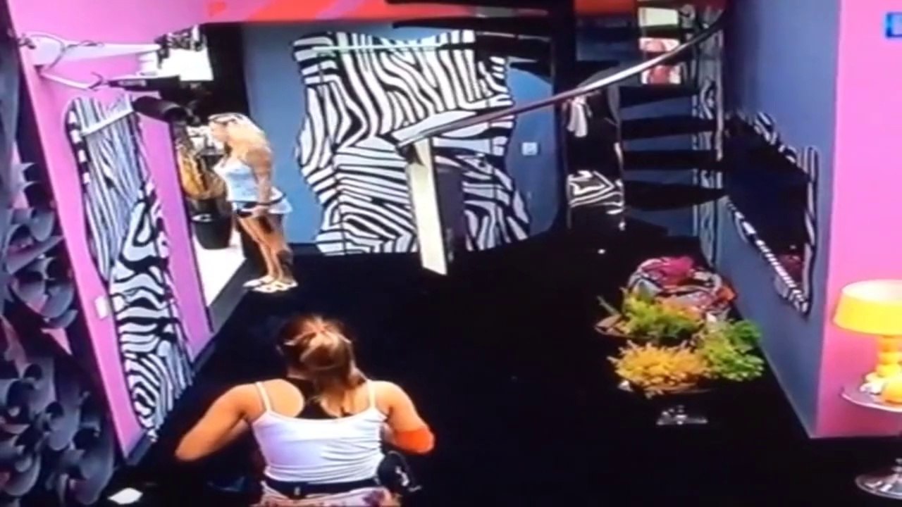 Clarinha reclama da demora da Van