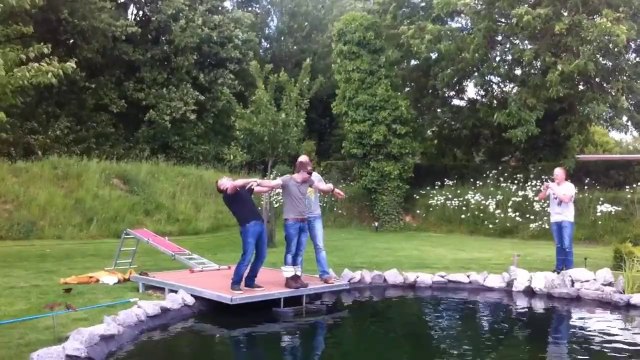 Enterrement de vie de garçon : Saut à l'élastique dans l'eau