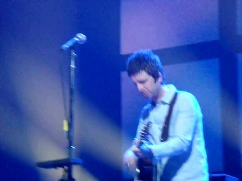 Noel Gallagher's High Flying Birds - Half The World Away