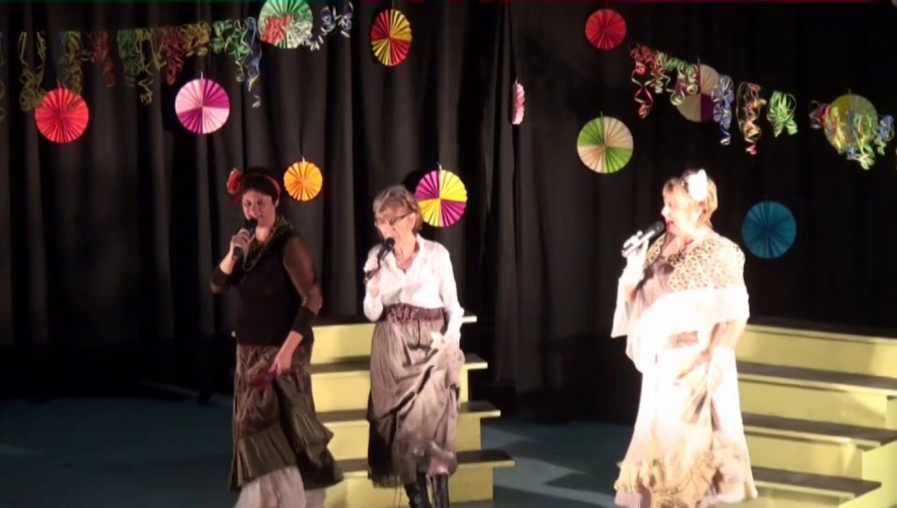 Annick, Réjane, Sylvie chantent : "Les petites femmes de Paris ".