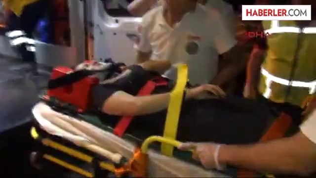 Karşı Şeride Geçen Otomobil Minibüse Çarptı17 Yaralı