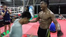 Boxeur Thaï en mode musculation se fait défoncer les abdos!