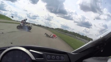 Se prendre une moto volante dans la tronche... Enorme crash en moto!