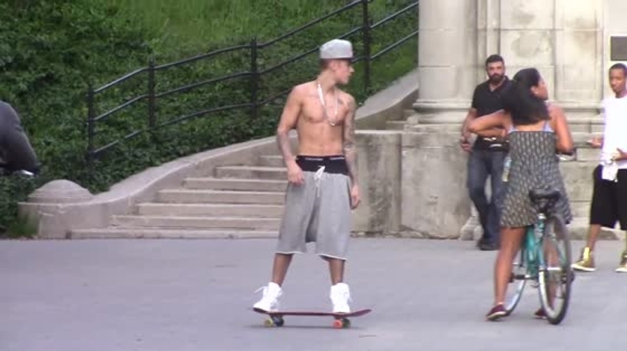 Justin Bieber skateboardet oben ohne in New York
