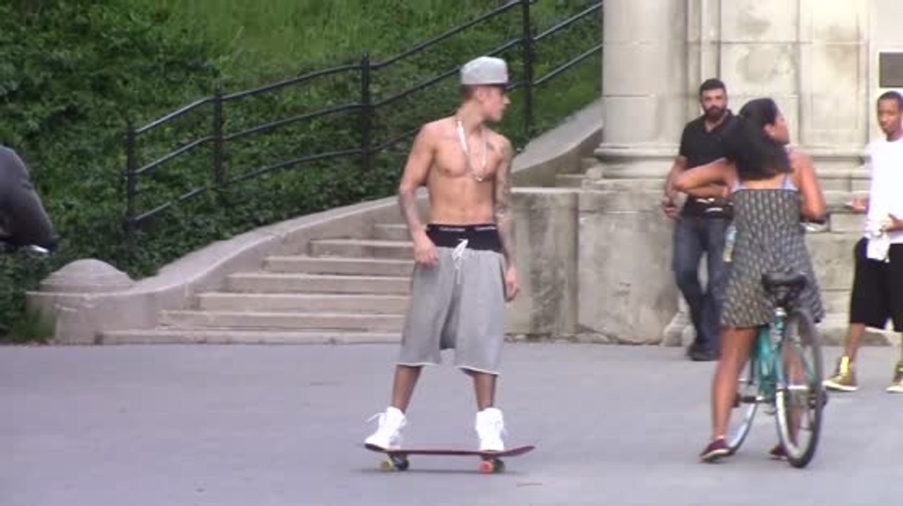 Justin bieber skateboardet oben ohne in new york