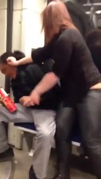 Femme possédée par le diable dans le métro!