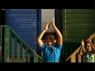 Kandoo danse sur la plage