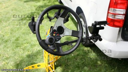 Parapléjicos podrán conducir con un guante inalámbrico