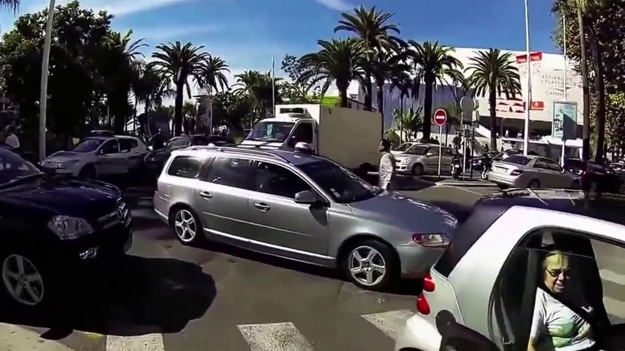 Menacer un gars avec un pistolet, devant les flics! Road rage débile!