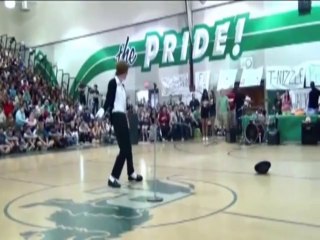 Un lycéen américain imite M. Jackson et son Moonwalk à la perfection!